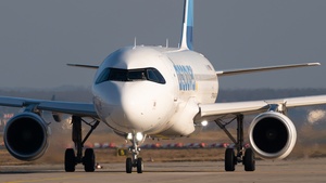Photo of D-AIUV - Airbus A320-214 operated by Discover Airlines