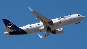 Photo of D-AIZP - Airbus A320-214 operated by Lufthansa
