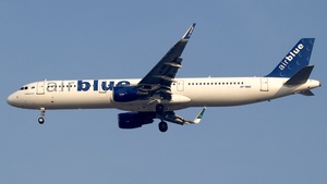 Photo of AP-BMO - Airbus A321-211 operated by Airblue