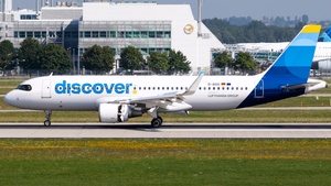 Photo of D-AIUU - Airbus A320-214 operated by Discover Airlines