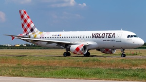 Photo of EC-NNY - Airbus A320-214 operated by Volotea