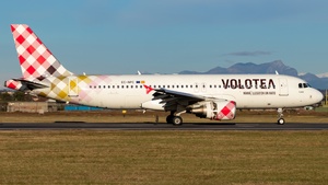 Photo of EC-NPC - Airbus A320-214 operated by Volotea