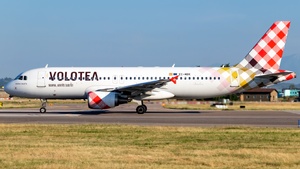 Photo of EC-MBK - Airbus A320-214 operated by Volotea