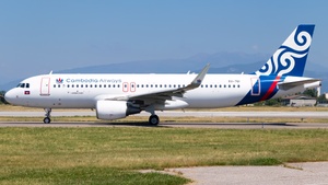 Photo of XU-761 - Airbus A320-214 operated by Cambodia Airways