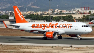 Photo of G-EZWN - Airbus A320-214 operated by easyJet