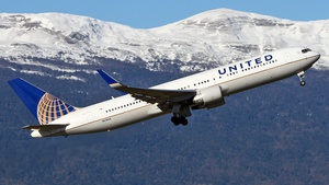 Photo of N674UA - Boeing 767-322(ER) operated by United Airlines