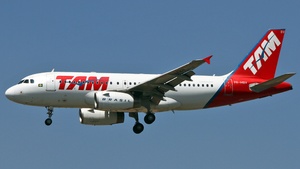 Photo of PR-MBV - Airbus A319-132 operated by TAM Linhas Aéreas