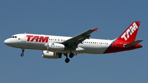 Photo of PT-MZZ - Airbus A320-232 operated by TAM Linhas Aéreas