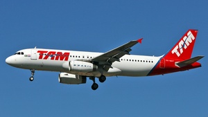 Photo of PR-MAY - Airbus A320-232 operated by TAM Linhas Aéreas