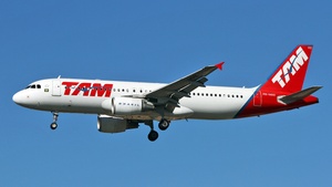 Photo of PR-MHX - Airbus A320-214 operated by TAM Linhas Aéreas