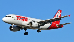 Photo of PR-MYM - Airbus A319-112 operated by TAM Linhas Aéreas
