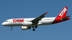Photo of PT-MZX - Airbus A320-232 operated by TAM Linhas Aéreas