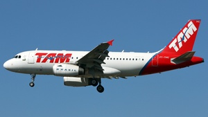 Photo of PT-TMC - Airbus A319-132 operated by TAM Linhas Aéreas