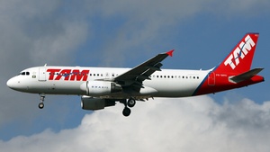 Photo of PR-MHU - Airbus A320-214 operated by TAM Linhas Aéreas