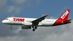 Photo of PR-MBY - Airbus A320-232 operated by TAM Linhas Aéreas