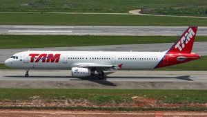 Photo of PT-MXJ - Airbus A321-231 operated by TAM Linhas Aéreas