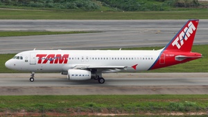 Photo of PR-MAD - Airbus A320-232 operated by TAM Linhas Aéreas