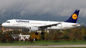 Photo of D-AIZA - Airbus A320-214 operated by Lufthansa