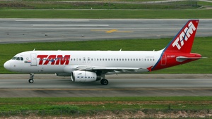 Photo of PR-MBE - Airbus A320-232 operated by TAM Linhas Aéreas