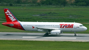 Photo of PR-MAR - Airbus A320-232 operated by TAM Linhas Aéreas
