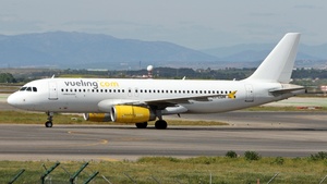 Photo of EC-LQM - Airbus A320-232 operated by Vueling