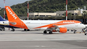 Photo of G-EZUO - Airbus A320-214 operated by easyJet