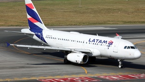 Photo of PT-TML - Airbus A319-132 operated by LATAM Airlines Brasil