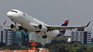 Photo of PR-TYS - Airbus A320-214 operated by LATAM Airlines Brasil