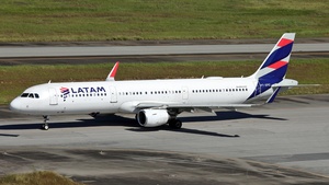 Photo of PT-XPC - Airbus A321-211 operated by LATAM Airlines Brasil