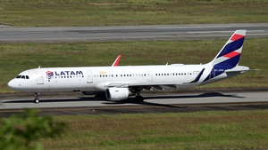 Photo of PT-XPG - Airbus A321-211 operated by LATAM Airlines Brasil