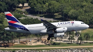 Photo of PT-TML - Airbus A319-132 operated by LATAM Airlines Brasil