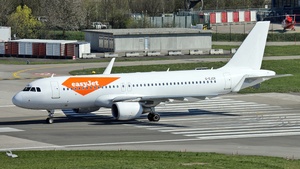 Photo of G-EJCR - Airbus A320-214 operated by easyJet
