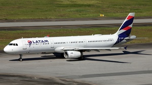 Photo of PT-MXE - Airbus A321-231 operated by LATAM Airlines Brasil