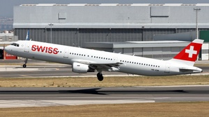 Photo of HB-IOM - Airbus A321-212 operated by Swiss International Air Lines