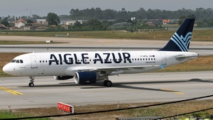 Photo of F-HFUL - Airbus A320-214 operated by Aigle Azur
