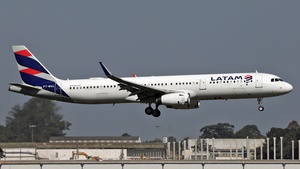 Photo of PT-MXL - Airbus A321-231 operated by LATAM Airlines Brasil