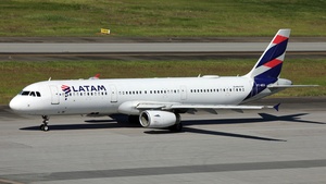 Photo of PT-MXA - Airbus A321-231 operated by LATAM Airlines Brasil