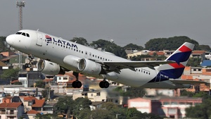 Photo of PR-MHE - Airbus A320-214 operated by LATAM Airlines Brasil