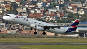 Photo of PT-MXB - Airbus A321-231 operated by LATAM Airlines Brasil