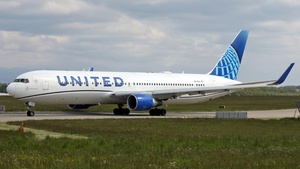 Photo of N674UA - Boeing 767-322(ER) operated by United Airlines