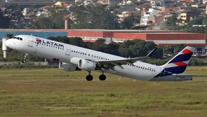 Photo of PT-XPH - Airbus A321-211 operated by LATAM Airlines Brasil