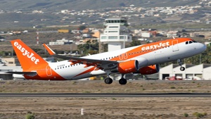 Photo of G-EZOX - Airbus A320-214 operated by easyJet