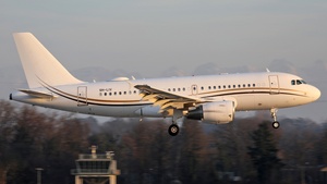 Photo of 9H-LIV - Airbus A319-115(CJ) operated by Comlux Aviation Malta