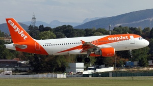 Photo of G-EZTA - Airbus A320-214 operated by easyJet