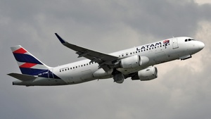 Photo of PR-TYM - Airbus A320-214 operated by LATAM Airlines Brasil