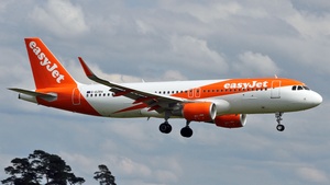 Photo of G-EZRA - Airbus A320-214 operated by easyJet