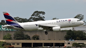 Photo of PR-MHK - Airbus A320-214 operated by LATAM Airlines Brasil