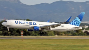 Photo of N664UA - Boeing 767-322(ER) operated by United Airlines