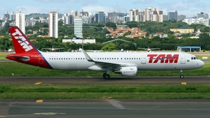 Photo of PT-XPA - Airbus A321-211 operated by TAM Linhas Aéreas