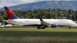 Photo of N174DZ - Boeing 767-332(ER) operated by Delta Air Lines